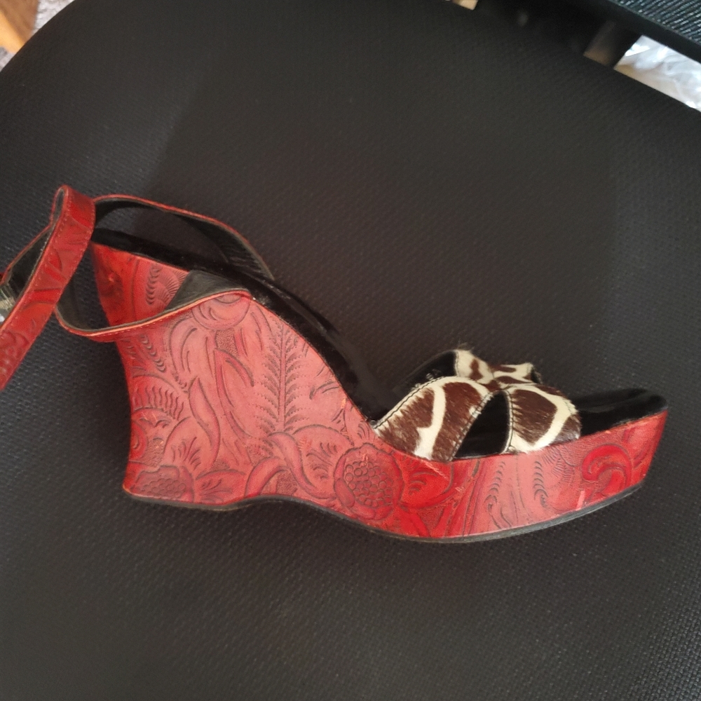 Donald J Pliner platform Sandals.